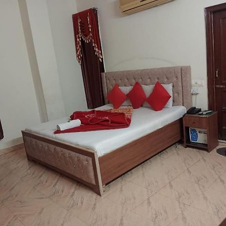 Hotel Holiday Inn Paradise จัณฑีครห์ ภายนอก รูปภาพ