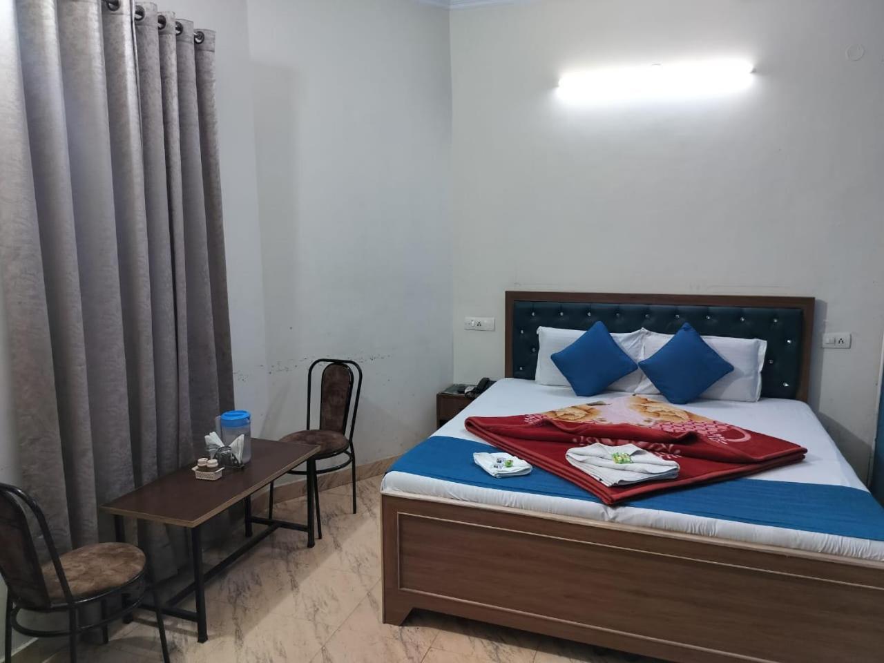 Hotel Holiday Inn Paradise จัณฑีครห์ ภายนอก รูปภาพ