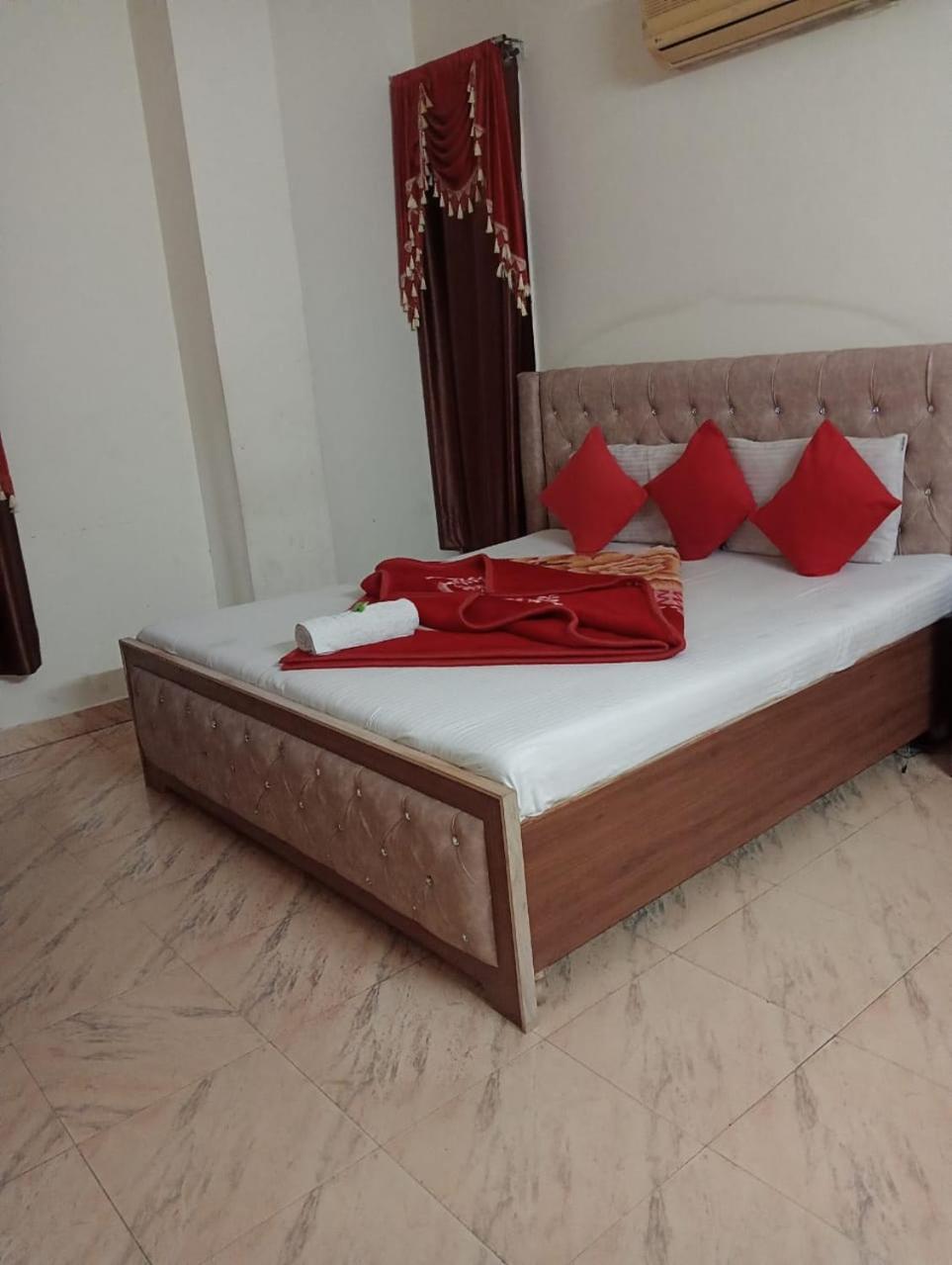 Hotel Holiday Inn Paradise จัณฑีครห์ ภายนอก รูปภาพ